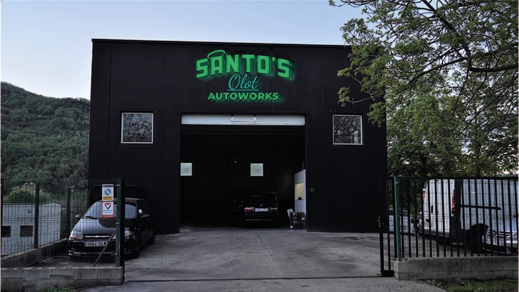 Fachada e interior del Taller Los Santos